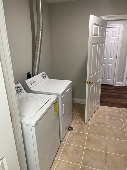 Building Photo - 94 Danbury Rd