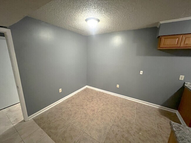 Building Photo - Move in Special!!!!!! Newly renovated 2 Be...
