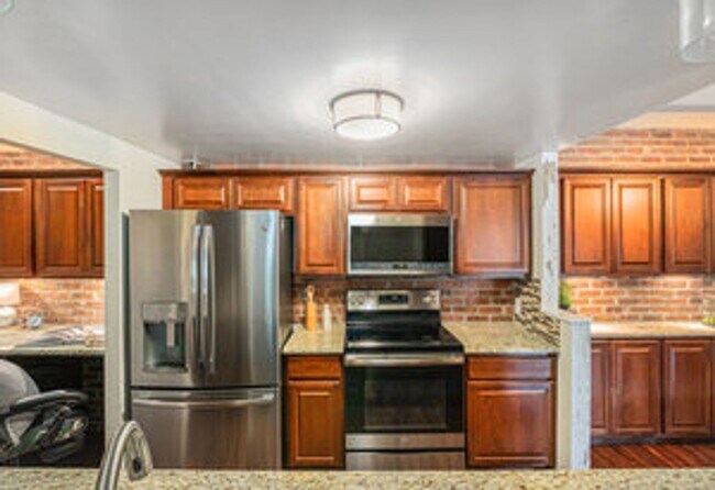 Building Photo - Cute 2 Bed Furnished Condo in Old Town