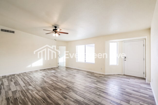 Building Photo - 1462 W Breakwell St