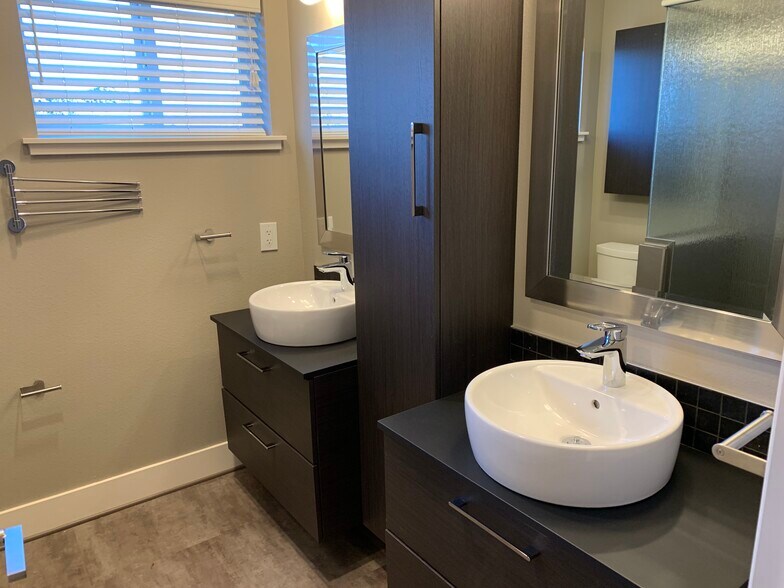 Building Photo - 412 Kirman Ave