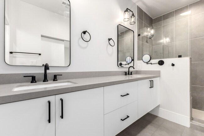 Building Photo - 164 E Lexington Ave