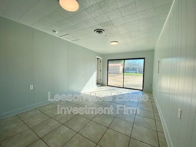 Building Photo - 3437 Red Bud Ln