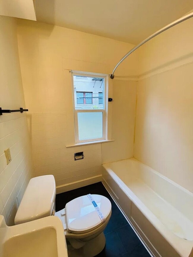 Building Photo - 830 SE Belmont St