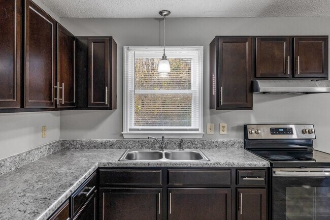 Building Photo - NE Home - Updated Kitchen and Bathrooms!  SS Appliances, Fire Place, Front Porch & Deck, Fenced Y...