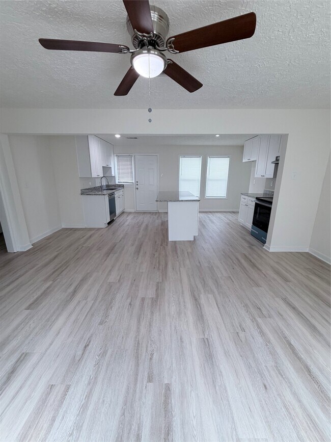 Building Photo - 1112 3rd St