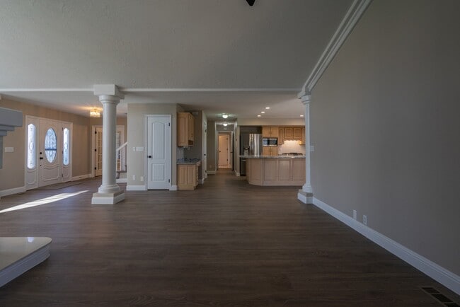 Building Photo - Spacious 6 Bedroom Home with a Balcony!