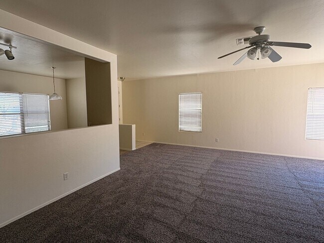 Building Photo - 3 Bed 2 Bath Gated Home On Grant & Silverbell With Community Pool
