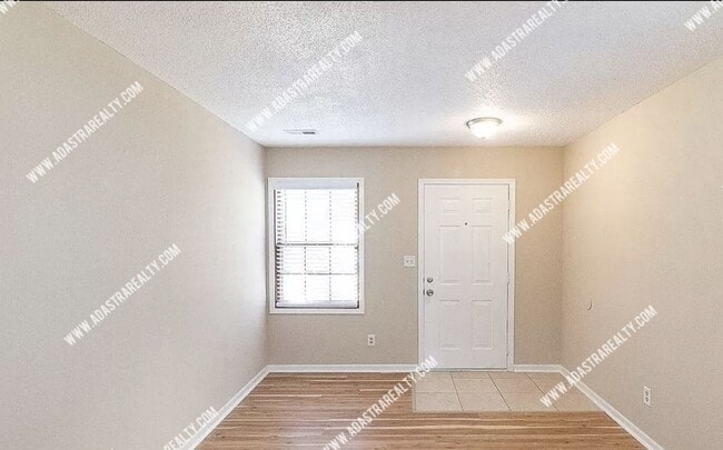 Building Photo - Beautiful and Spacious Townhome in LAWRENCE-Available in MAY!!