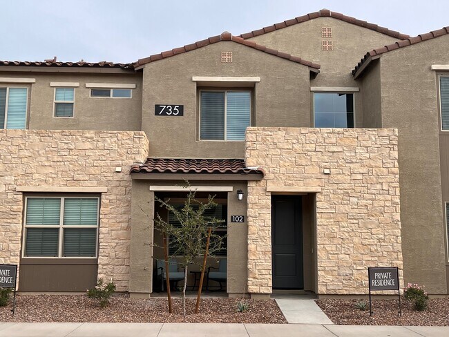 Building Photo - 735 E Doral Ave