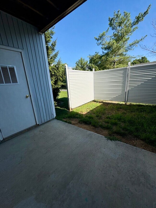 Building Photo - 2702 Waters Edge Dr