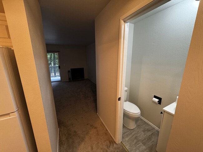 Building Photo - Charming Updated 2-Bed, 2.5-Bath Condo in Bremerton