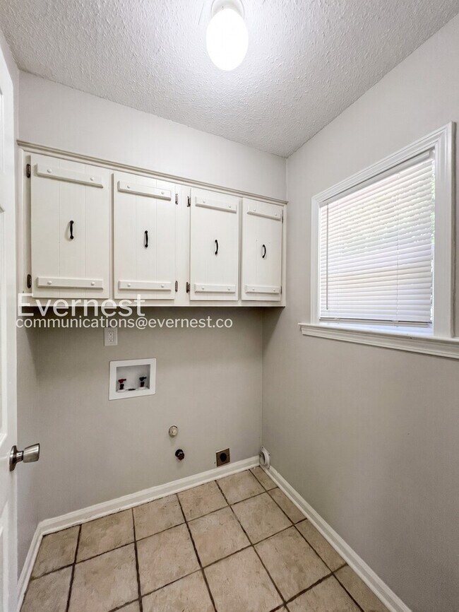 Building Photo - 494 Windridge Point