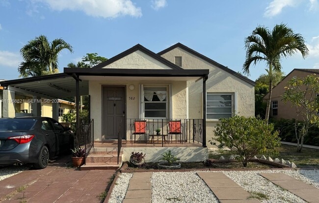 Building Photo - 582 E 18th St