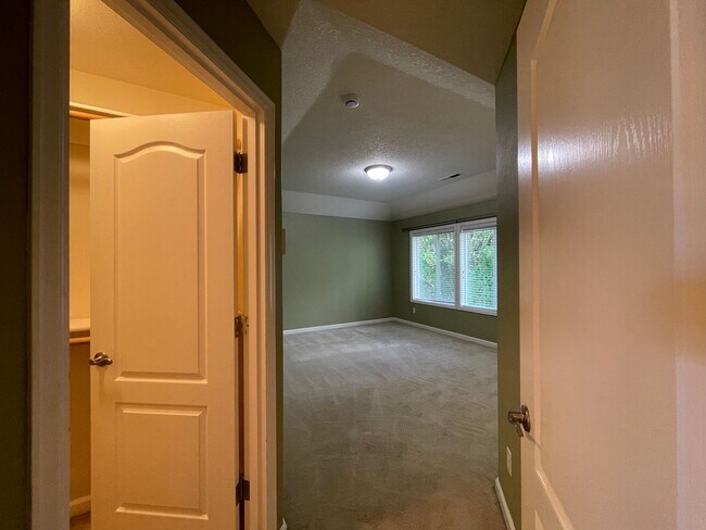Building Photo - 5 Bed 2.5 Bath + a Den in Tigard/Bull Mountain - Solar Panels, Central A/C and More!
