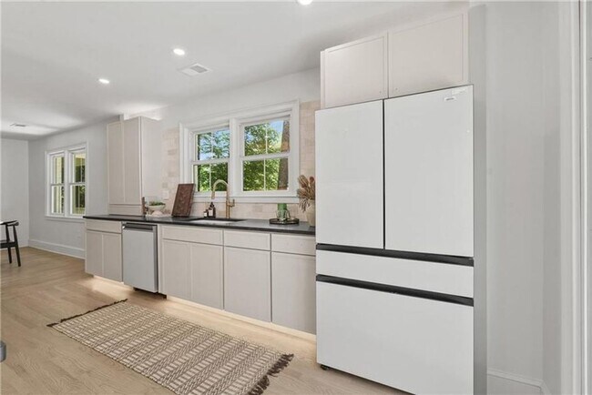 Building Photo - Designer Living with Charm in North Buckhead
