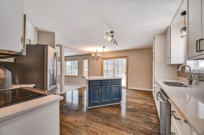 Building Photo - Spacious 4-Bed 4-Bath Home in Buffalo - Available 7/1!