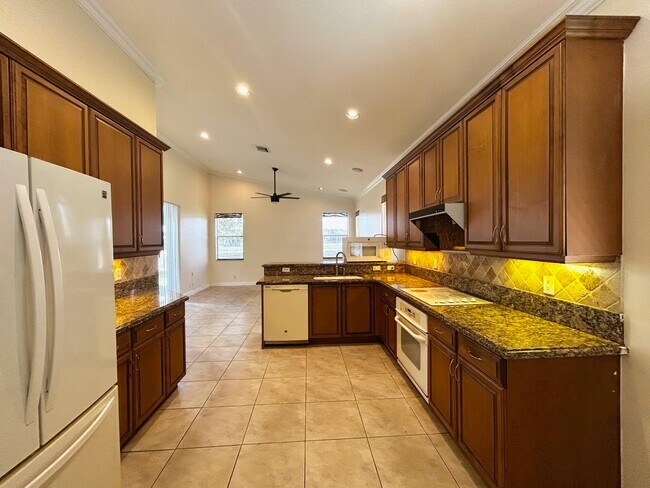 Building Photo - 7458 Via Luria