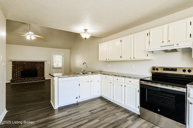 Building Photo - 6900 Applegate Ln