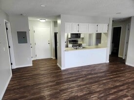 Building Photo - Village Green Apartments- 4532 Douglas