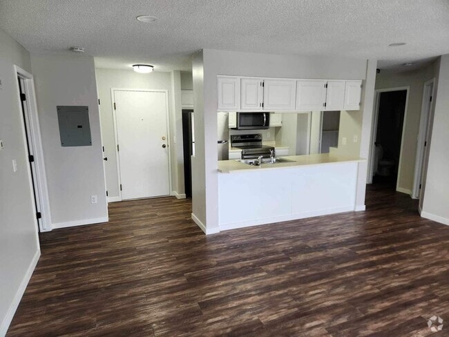 Building Photo - Village Green Apartments- 4532 Douglas