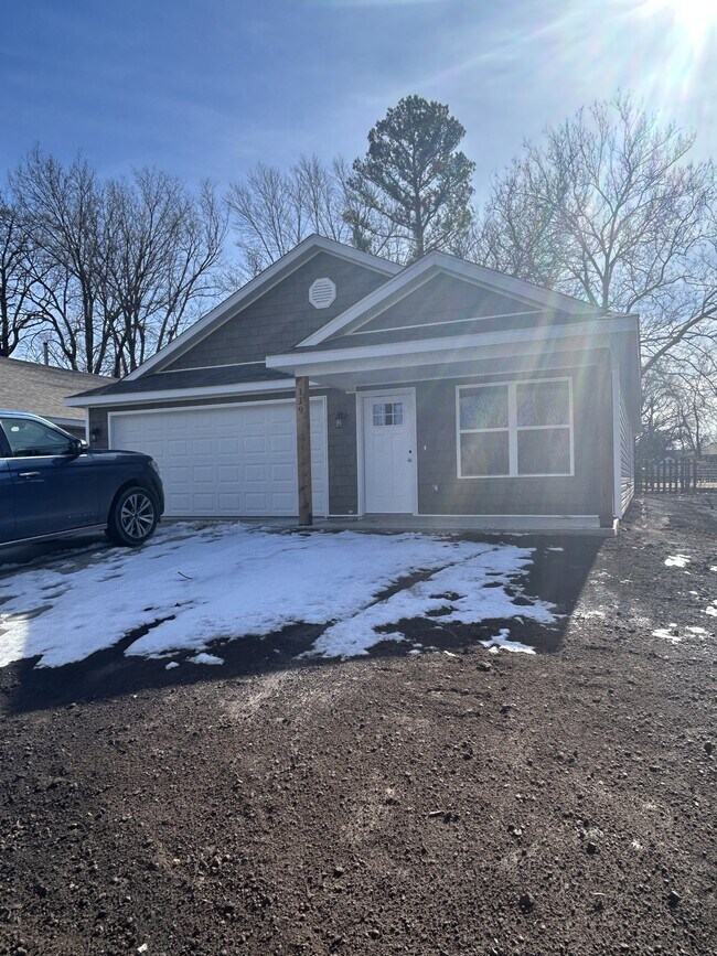 Building Photo - 119 Poplar St