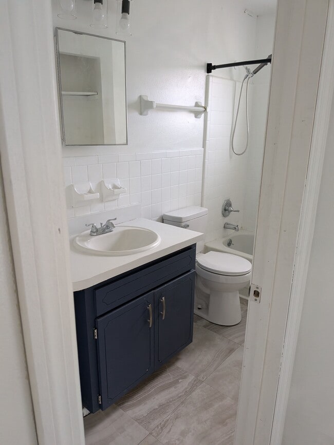 Building Photo - 1902 Park Manor Dr