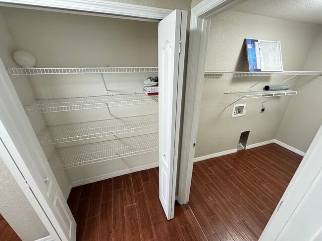 Building Photo - Spacious 4 Bedroom / 3 Bathroom Home in Davenport