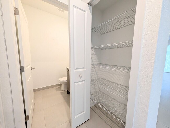 Building Photo - Spacious 3 Bedroom / 3.5 Bathroom Townhome for Rent – Miami