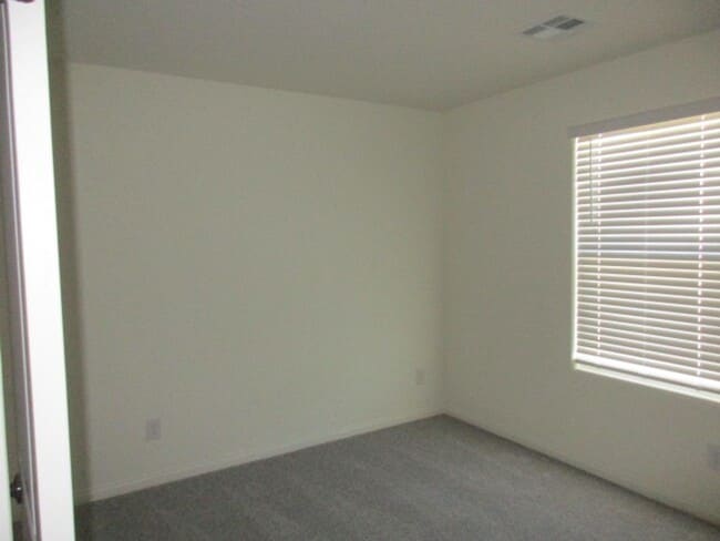 Building Photo - 422 Canary Song Dr