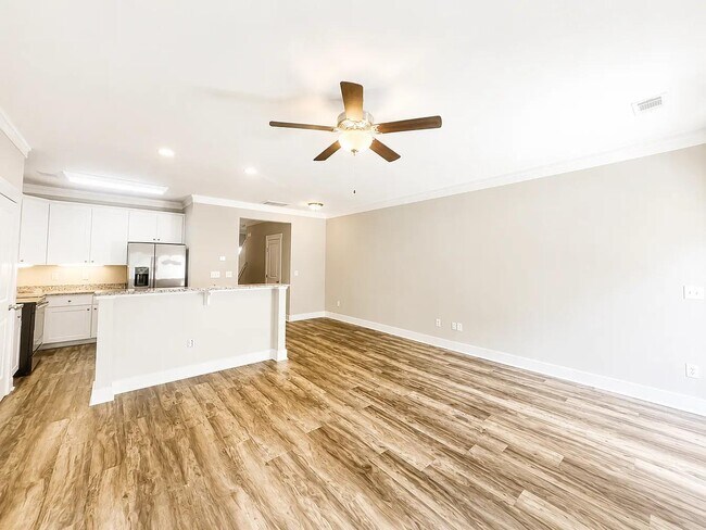 Building Photo - 722 Elmbrook Dr