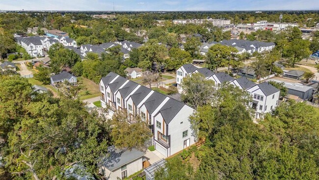 Building Photo - 905 Woodcrest Dr