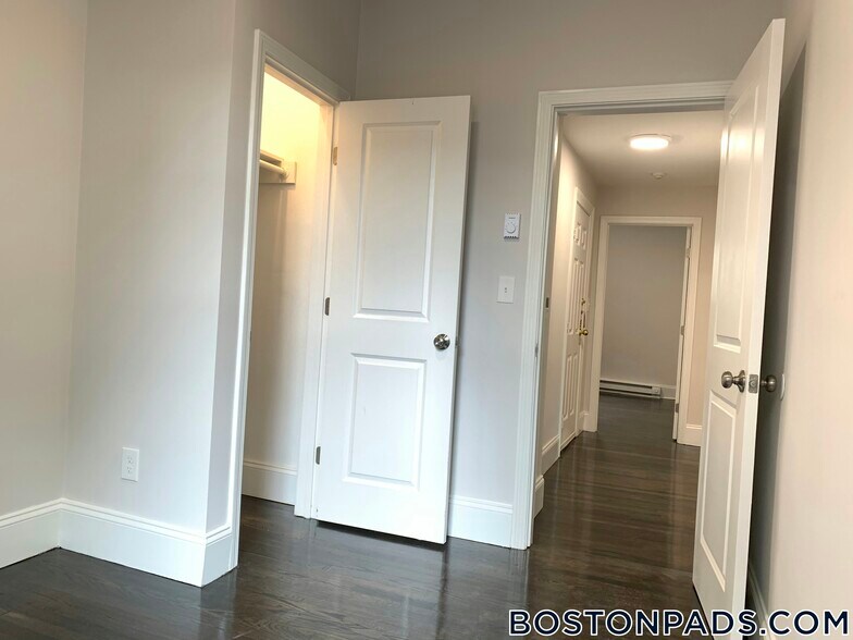Building Photo - 32 Clearway St