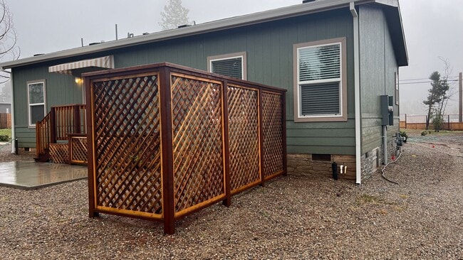 Building Photo - Newer Manufactured home  Paradise Location...