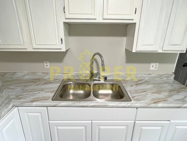 Building Photo - 3 bedrooms 1.5 bathroom