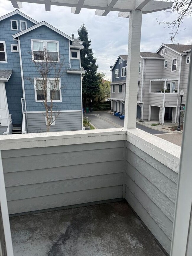 Building Photo - Stunning 2-bedroom, 2.5-bathroom condo