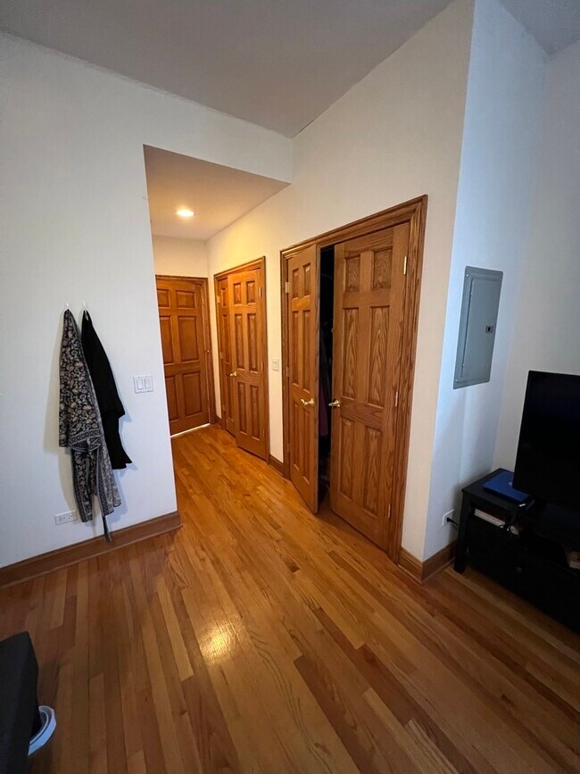 Building Photo - 4053 N Kenmore Ave