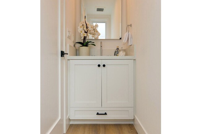 Building Photo - Fantastic 2 Story Farm House style Home with 4 Bedrooms and 3 Baths in Mid City area