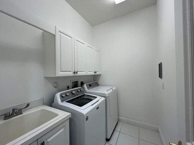 Building Photo - 270 NE 69th Cir