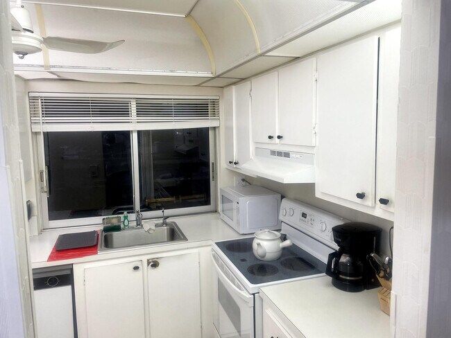 Building Photo - 9301 Lime Bay Blvd