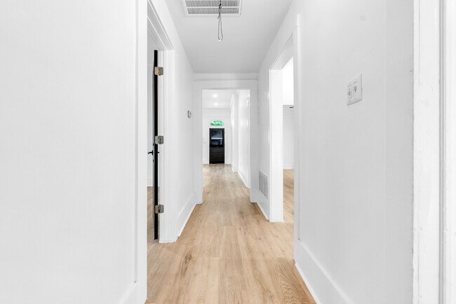 Building Photo - 1721 Nelson Ave