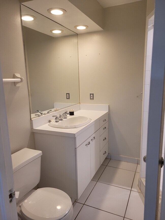 BATHROOM - 1829 Towhee Ln