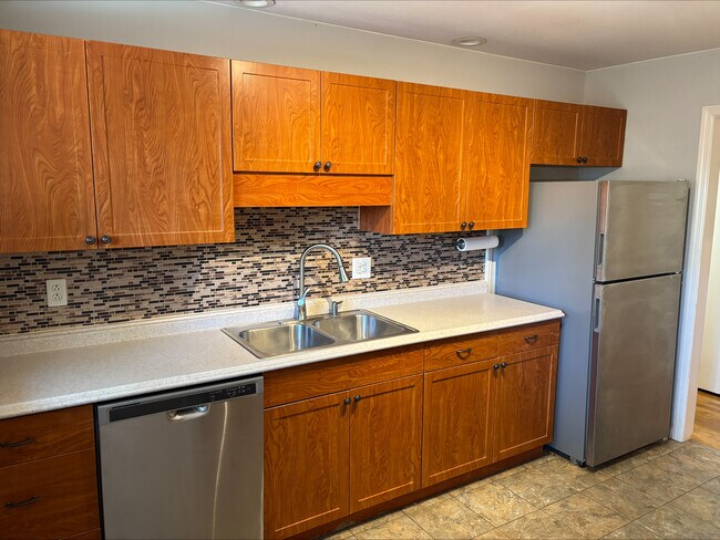 Building Photo - 520 N Hale St