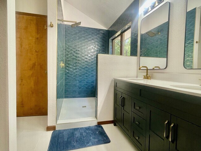 Building Photo - 3 Bedroom Townhome in Durango