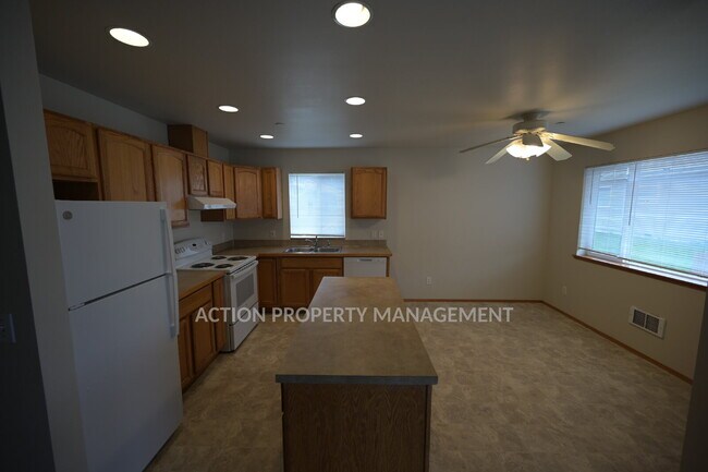 Building Photo - 2 bed 1 bath, top floor apartment in Port Angeles, close to Peninsula College and the Olympic Nat...