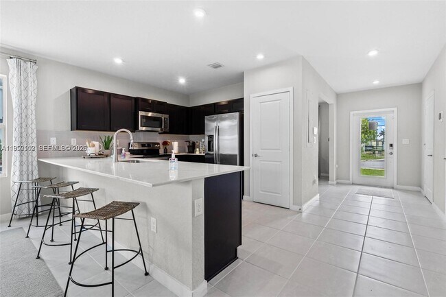 Building Photo - 436 10th Ct