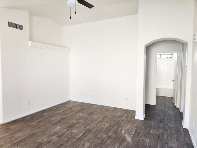 Building Photo - 3 bed 2 bath home