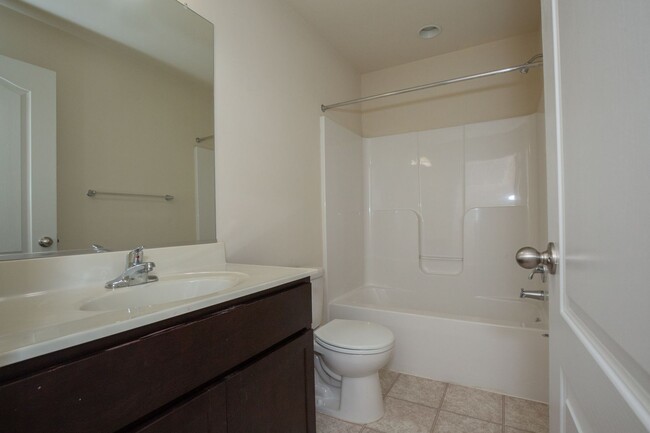 Building Photo - 3 bed, 2full/2 half bath Townhome in Marti...