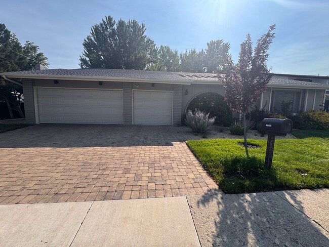 Primary Photo - 4860 Lakeside Dr