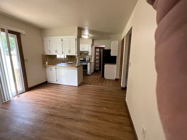 Building Photo - 3 bedroom townhome